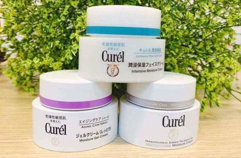 Thành phần chính của kem Curel dưỡng ẩm  Hoạt chất Ceramide (chiết xuất từ cây bạch đàn): thâm nhập sâu vào trong lớp da bị sừng hóa để tạo độ ẩm và giữ cho da luôn mịn màng Chiết xuất khuynh diệp và hoạt chất Allantoin giúp làm dịu và kháng khuẩn da