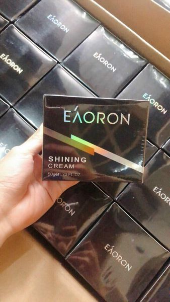 Kem Eaoron ngày chứa các thành phần: ➤ Chiết xuất trái Kunzea Pomifera (Táo Emu): chứa chất oxy hóa cao gấp 10 lần so với quả việt quất, bổ sung nhiều dưỡng chất nuôi dưỡng làn da sáng, khỏe, đẹp, chống lão hóa cho da và làm giảm quầng thâm, bọng mắt hiệu quả.