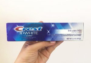 Kem đánh răng Crest 3D White Luxe Diamond Strong 99g