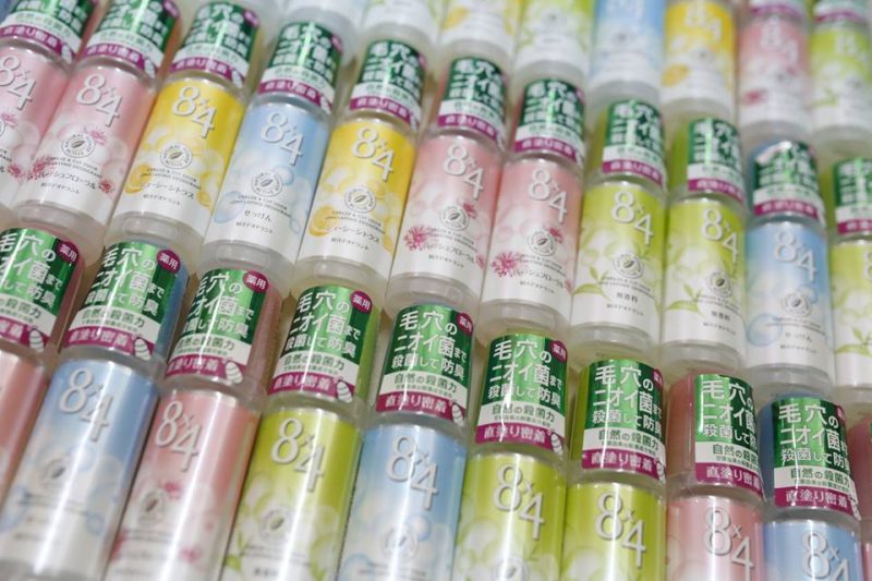 Lăn khử mùi 8×4 KAO Natural Power Active không có tình trạng dính dính khó chịu hay kiểu quá ẩm ướt.