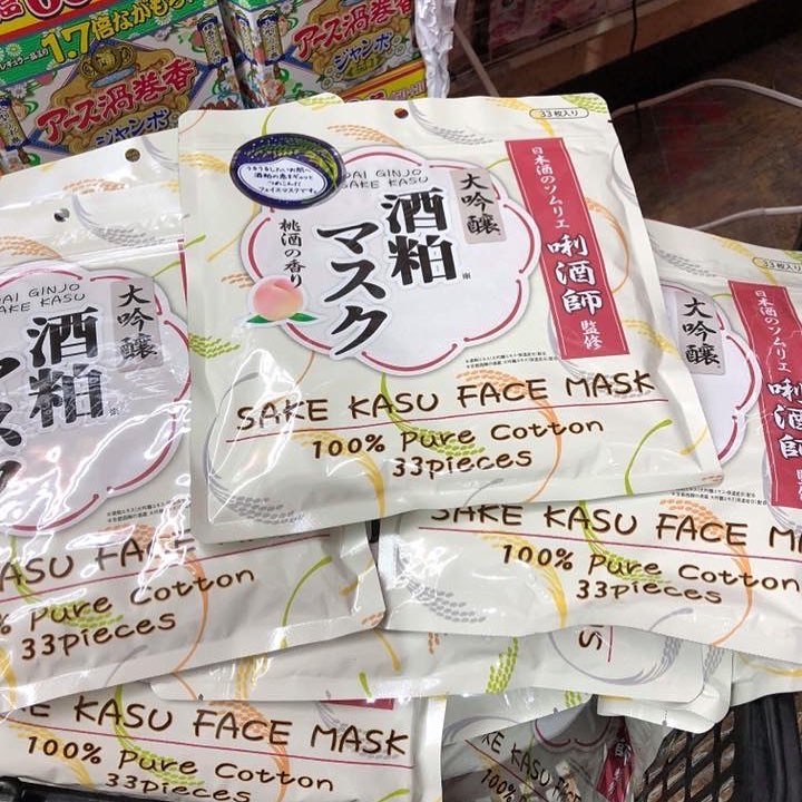Chiết xuất axit Kojic có trong bã rượu, chiết xuất tinh chất đào, dưa chuột, trái yuzu và cám gạo lên men được thấm đẫm trong bịch mặt nạ 33 miếng, mặt nạ được làm từ 100% chất liệu cotton nên rất mềm mại và tạo điều kiện tốt nhất cho dưỡng chất trong mặt nạ thấm vào sâu bên trong da.