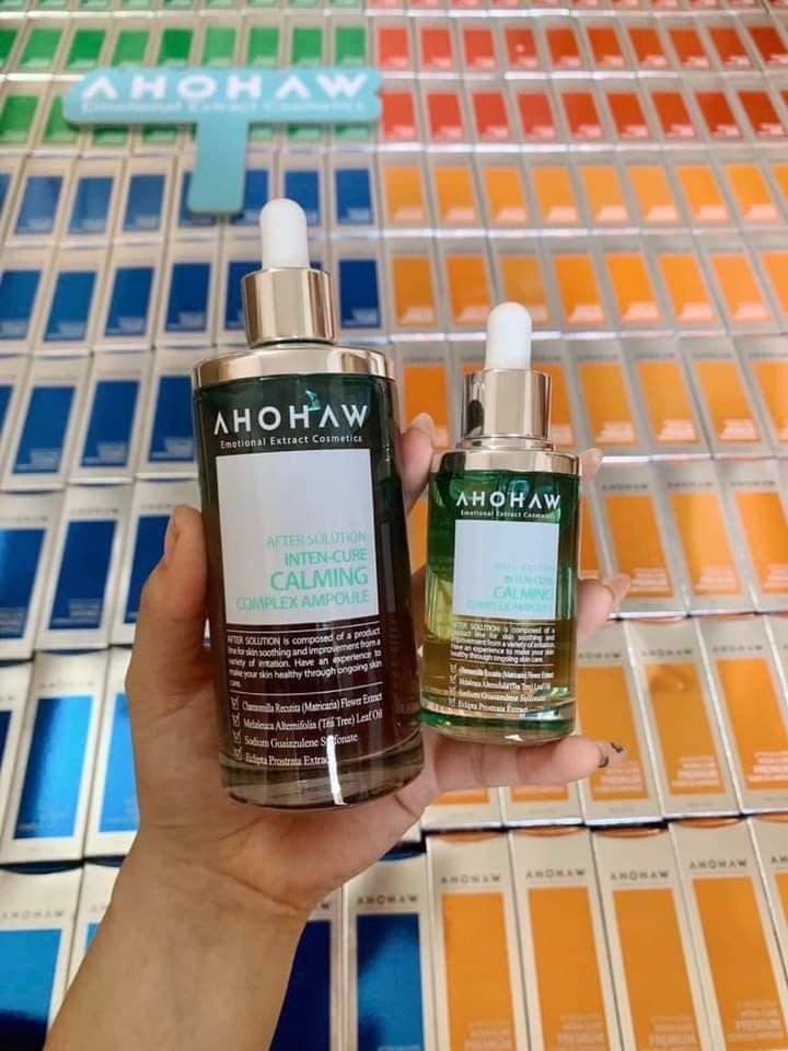 Serum Ahohaw xanh lá – Calming Complex: là “chân ái” cho những cô nàng có làn da dầu mụn, lỗ chân lông to. Sản phẩm nổi bật với khả năng kiểm soát bã nhờn, thu nhỏ lỗ chân lông, ngăn ngừa tối đa các nguy cơ gây mụn.