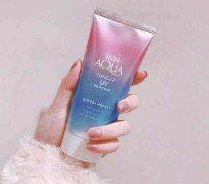 Kem chống nắng hiệu chỉnh màu da Skin Aqua Tone up UV Essence màu tím hồng lavender