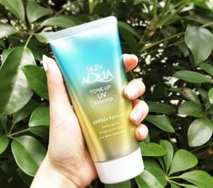 Kem chống nắng Skin Aqua Tone up UV Essence Mint Green màu xanh - vàng chuyên dành cho da mụn nhạy cảm