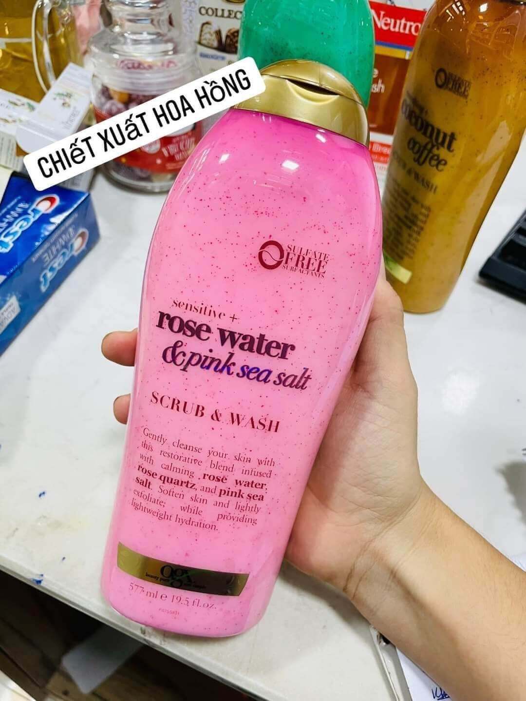 Rose Water & Pink Sea Salt: với tinh chất muối hồng giúp nhẹ nhàng loại bỏ lớp da chết cứng đầu, bổ sung các khoáng chất cho da khỏe khoắn hơn, hỗ trợ khắc phục tình trạng da tổn thương