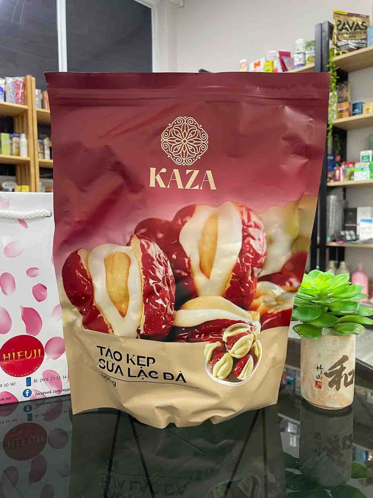 Táo kẹp sữa lạc đà hạt điều Kaza