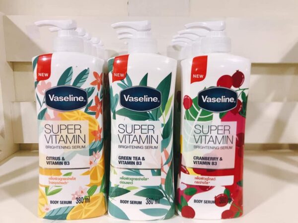 Sữa dưỡng thể trắng da Vaseline Super Vit...