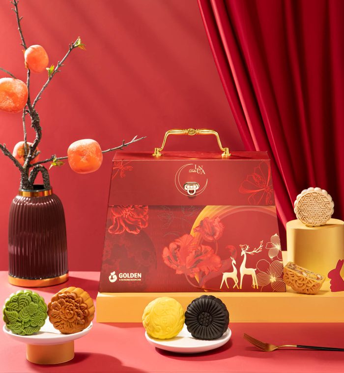 Set Nguyệt Cát Tường: lấy cảm hứng từ đóa hoa Tulip Parrot cùng thiết kế là kiểu dáng một chiếc túi xách sang trọng với gam màu đỏ chủ đạo nhằm khẳng định phong cách sống của người phụ nữ hiện đại với vẻ đẹp quyến rũ, tự tin và đầy kiêu hãnh.