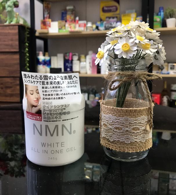 Kem NMN All In One Gel sở hữu thành phần chống lão hóa, cải lão hoàn đồng NMN mang đến 6 công dụng trong cùng 1 sản phẩm: nước hoa hồng - sữa dưỡng - tinh chất - kem dưỡng - mask dưỡng và kem lót