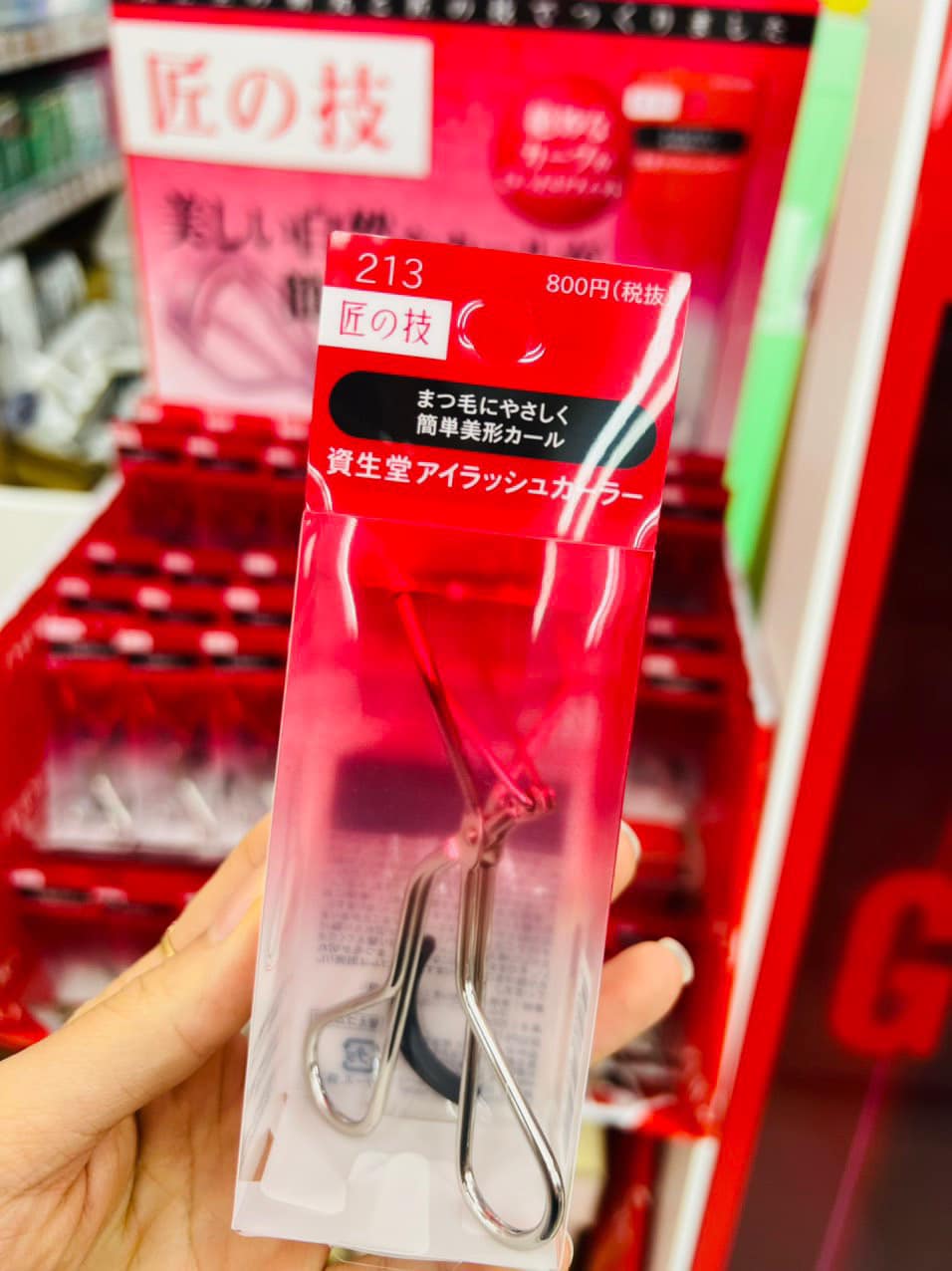 Điểm đặc biệt của bấm mi Shiseido thân đen