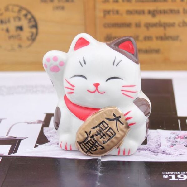 Mèo thần tài giơ tay phải