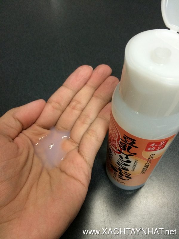 Emulsion SANA cung cấp nước cho da bên cạnh công dụng dưỡng ẩm, làm mềm da
