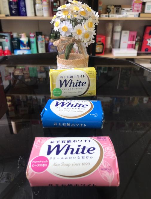 Công dụng xà phòng White Nhật Bản Làm sạch các vùng da trên cơ thể, loại bỏ bụi bẩn, dầu thừa, giúp giảm thiểu tình trạng bít tắc lỗ chân lông gây mụn, viêm nang lông, giảm sần sùi trên da.